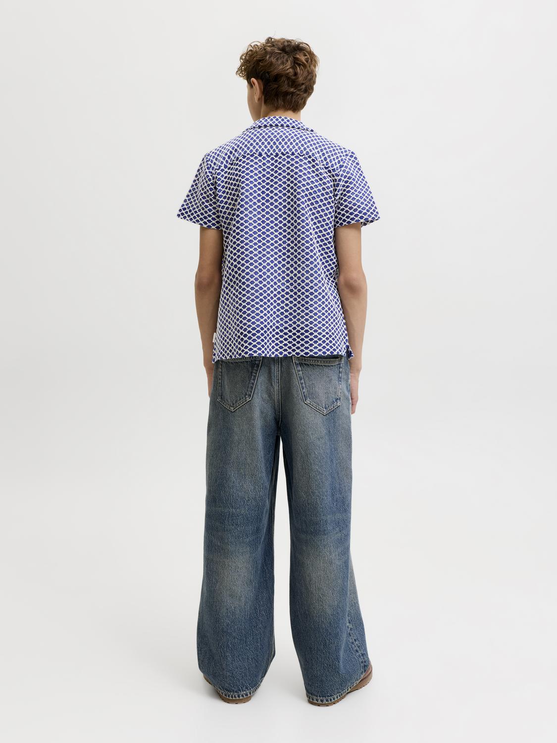 model_shot-back